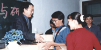 西南師范大學文學院院長劉明華教授給學生贈送《國學備覽》光盤